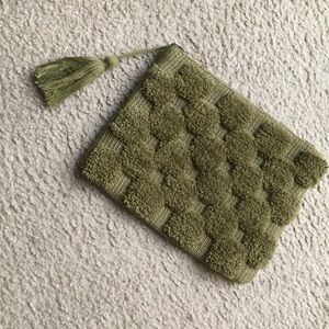 UNIVERSAL THREADS/“MARTINI OLIVE”TUFTED CLUTCH BAGwFRINGE  TASSEL/NEW